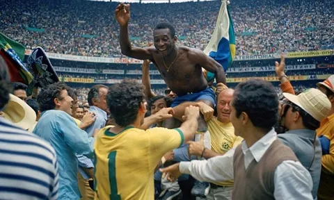 Pele bán đấu giá hơn 2.000 kỷ vật