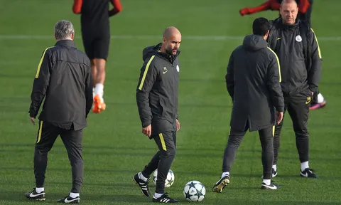 Pep đăm chiêu tìm cách khắc chế Barca trên sân tập