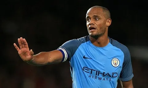 Pep lý giải việc thay Kompany đầu hiệp 2