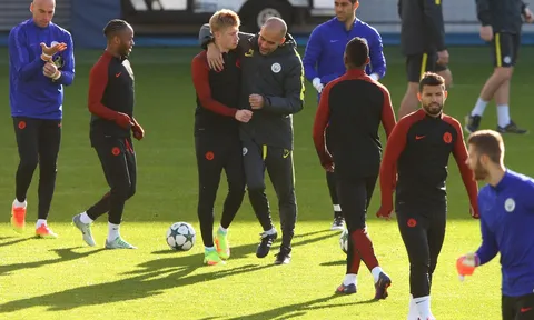 Pep ôm cổ bá vai trò cưng De Bruyne trước đại chiến với Barca