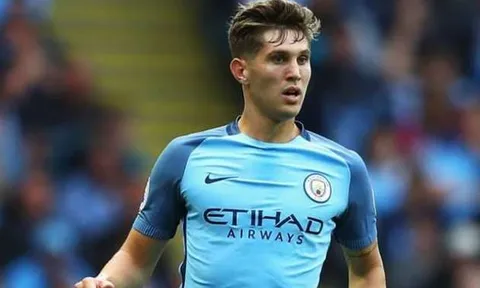 Pep so sánh John Stones với Ronald Koeman