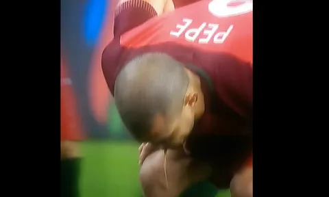 Pepe nôn thốc sau CK EURO 2016