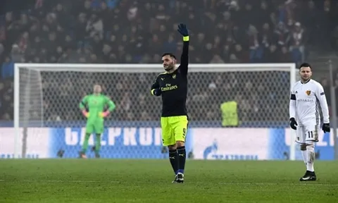 Perez lần đầu lên đỉnh, Arsenal vượt mặt PSG