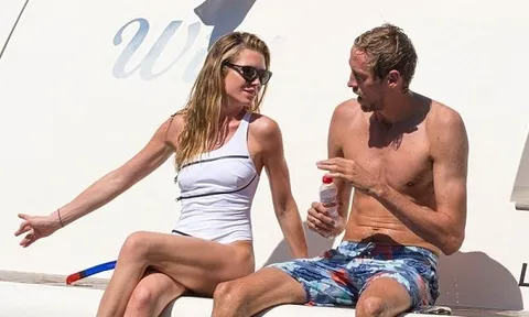 Peter Crouch và vợ xinh bốc lửa tranh thủ du hý chờ Ngoại hạng Anh trở lại