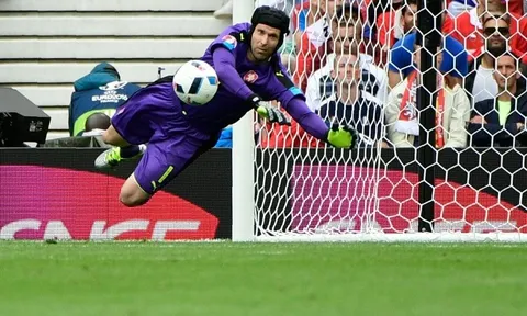 Petr Cech bay lượn như chim vs Tây Ban Nha