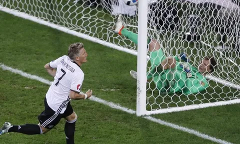 Pha băng cắt và dứt điểm chuẩn xác của Schweinsteiger