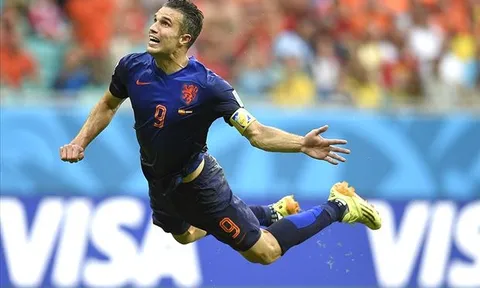 Pha bay người hủy diệt TBN của Van Persie 2 năm trước