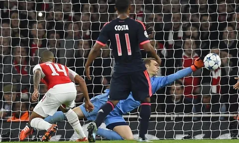 Pha cản phá khó tin của Manuel Neuer vs Walcott