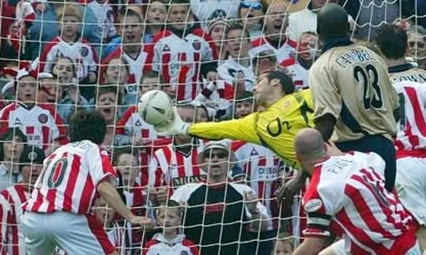 Pha cản phá thế kỷ của David Seaman (Arsenal)