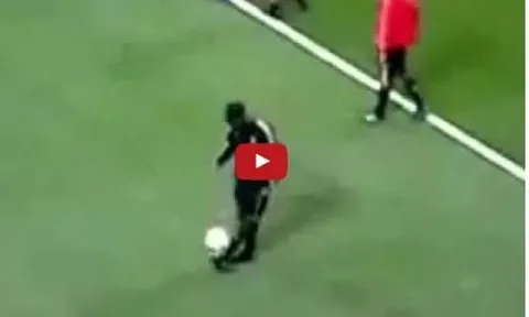 Pha chạm bóng như một vị thần của Ronaldinho