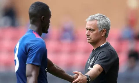 Pha chạm bóng như Ronaldinho của Eric Bailly