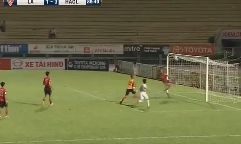 Pha cứu thua khó tin ở V-League được fan quốc tế thán phục