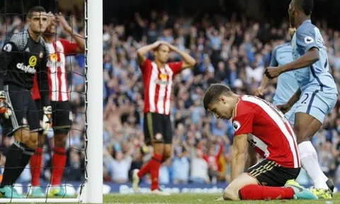 Pha đánh đầu phản lưới nhà đáng tiếc của Paddy McNair