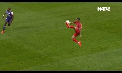 Pha đỡ bóng khá kỹ thuật của Di Maria vs Toulouse