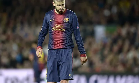 Pha phản lưới nhà hài hước của Gerard Pique