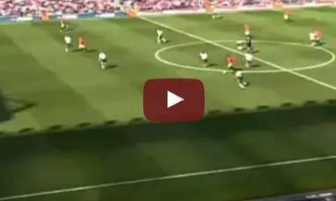 Pha solo ghi bàn từ giữa sân của Ruud Van Nistelrooy trong màu áo M.U