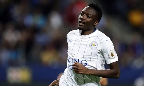 Pha solo loại bỏ cả hàng thủ Barca của Ahmed Musa