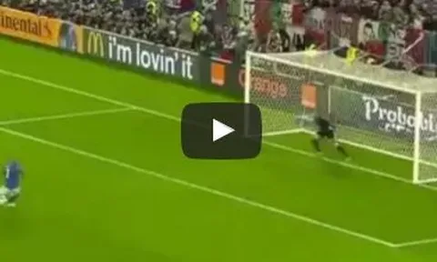 Pha sút 11m trở thành trò cười của Simone Zaza
