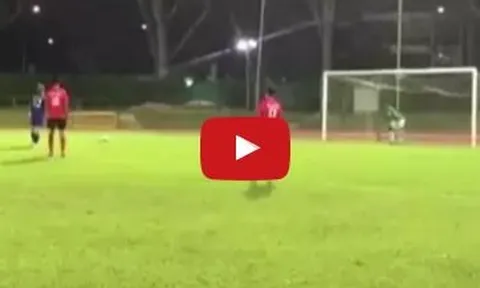 Pha sút penalty có một không hai ở Singapore