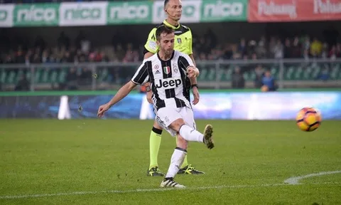Pha sút phạt đẹp mắt của Pjanic vào lưới Genoa