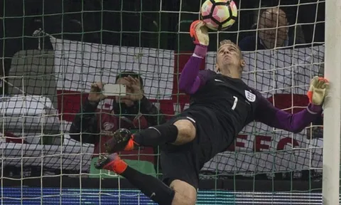 Phải gánh cả tuyển Anh, Joe Hart vẫn bảo vệ đồng đội