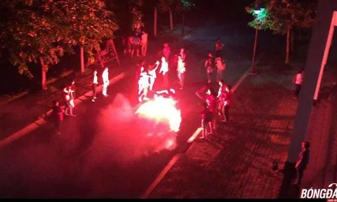 Thua tuyển futsal Ai Cập 1-4, CĐV Việt Nam đốt pháo sáng