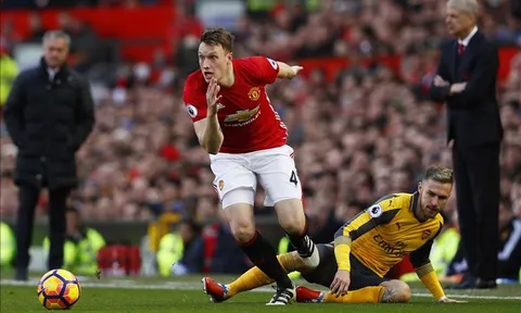 Phil Jones hạ quyết tâm không rời M.U