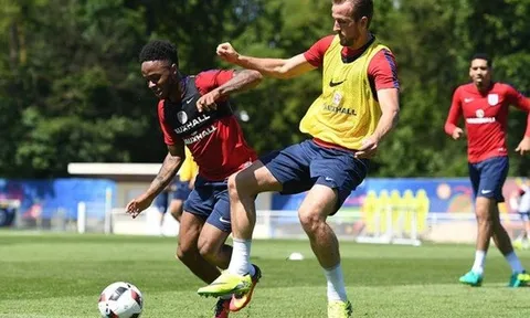Phong độ sụt giảm, Sterling nhận liền cuộc gọi từ Pep Guardiola