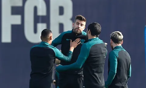 Pique và Suarez cãi tay đôi trên sân tập Barca