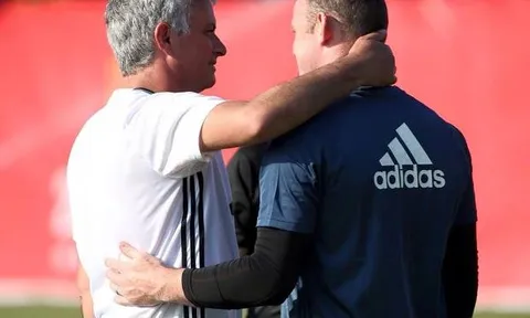Mourinho vỗ về Rooney trong buổi tập đầu tiên của M.U tại Trung Quốc