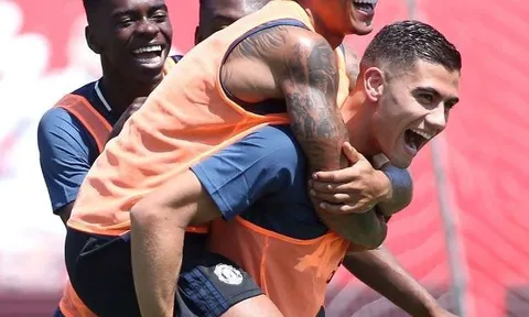 Dàn sao Man United cười ngả nghiêng trong buổi tập