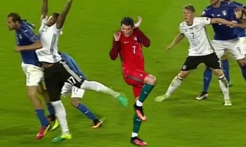 Loạt ảnh chế cực hài sau pha chơi bóng bằng tay của Jerome Boateng