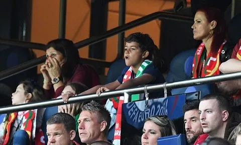 Quý tử thất thần nhìn Ronaldo đá hỏng quả 11m