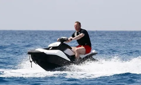 Rooney lái môtô nước, trút bỏ nỗi buồn thất bại