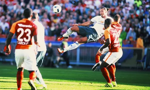 Ra mắt M.U, Ibrahimovic lập ngay siêu phẩm 'cắt kéo'
