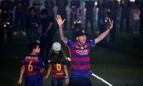 CHÍNH THỨC: Barcelona xác nhận chia tay Dani Alves
