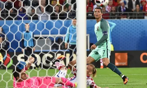 Thích bị tra tấn, mời xem Ronaldo và Lewandowski
