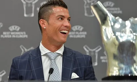 Ronaldo hào hứng ký tặng fan, cười tươi khi được vinh danh