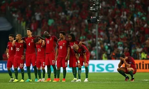 Ronaldo núp sau lưng đồng đội xem đá luân lưu 11m