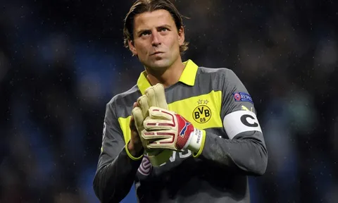 Roman Weidenfeller trổ tài bắt penalty