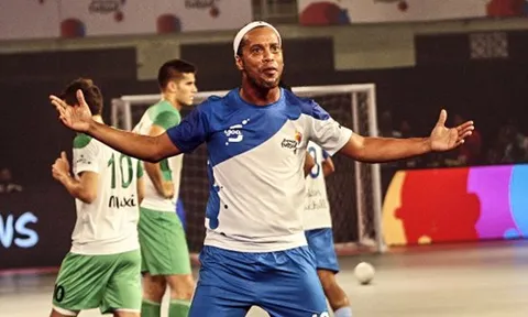Ronaldinho ghi 5 bàn trong chiến thắng trước đội của Paul Scholes