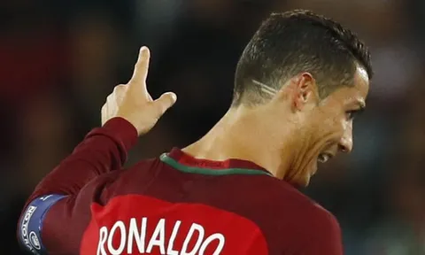 Ronaldo lại dùng kiểu tóc để làm từ thiện?
