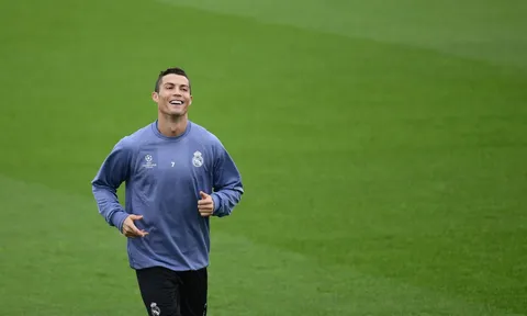 Ronaldo cười tươi trên sân tập, sẵn sàng chiến Champions League