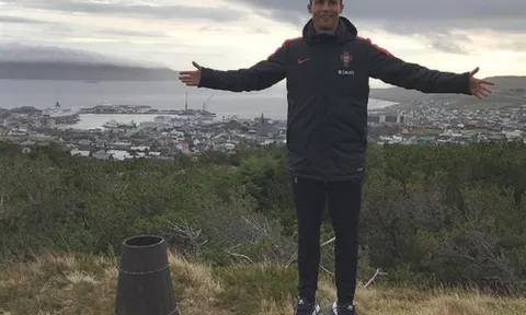 Ronaldo đi bộ thư giãn, sẵn sàng bắn hạ Đảo Faroe