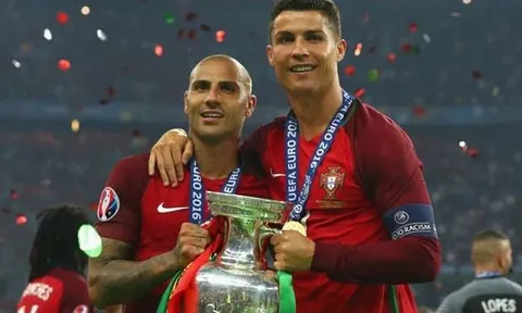 Ronaldo qua đêm với 3 cô gái tóc vàng trước chung kết Euro