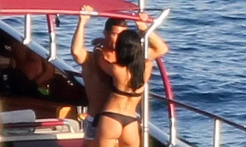 Ronaldo khoe dáng, ôm ấp người đẹp bí ẩn