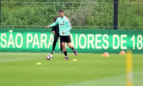 Ronaldo lại bị 'bỏ rơi' trong buổi tập của Bồ Đào Nha