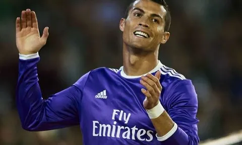 "Ronaldo rê bóng qua 5 người và ghi bàn là điều KHÔNG THỂ"