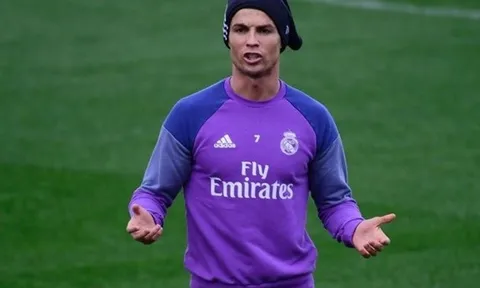 Ronaldo thi triển kung-fu trên sân tập