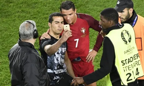 Ronaldo thoải mái chụp tự sướng cùng fan cuồng